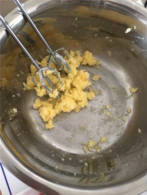 黄油待室温下融化后加入糖粉用打蛋器均匀混合