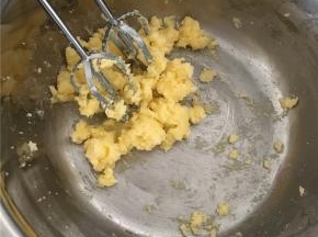 黄油待室温下融化后加入糖粉用打蛋器均匀混合