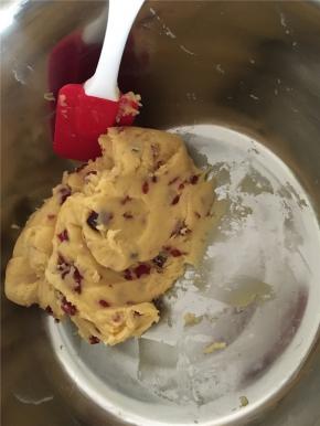 混合完后加入蛋液，面粉，蔓越莓干（注：蔓越莓干可切成粒状，面粉需用筛子分次筛入）