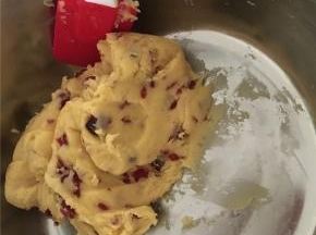 混合完后加入蛋液，面粉，蔓越莓干（注：蔓越莓干可切成粒状，面粉需用筛子分次筛入）