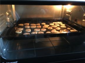 用保鲜膜包裹放入冷冻一小时取出切成块状放入烤箱中层