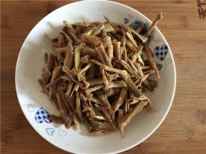 笋干前天晚上浸泡，第二天斜切装盘