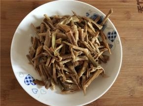 笋干前天晚上浸泡，第二天斜切装盘