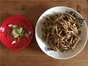 备好葱花，蒜片