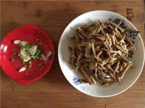 备好葱花，蒜片