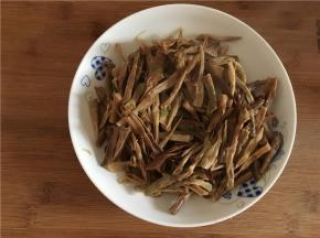 加入少许水，待水快炒干后起锅