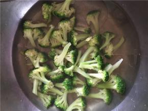 西兰花手拨成小朵状过开水2分钟，盛入盆冷水浸泡