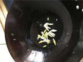炒锅倒入少量油，烧热后加大葱片炒香
