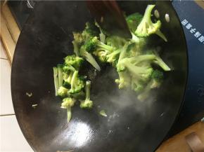 将沥好的西兰花倒入加酱油大火翻炒1分钟