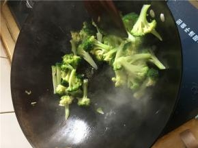 将沥好的西兰花倒入加酱油大火翻炒1分钟