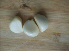 剥几瓣蒜头待用