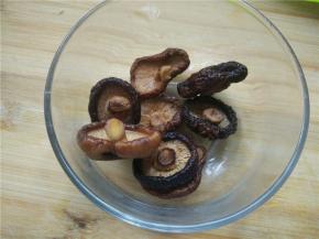 把干香菇泡软洗净待用。