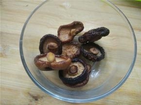 把干香菇泡软洗净待用。