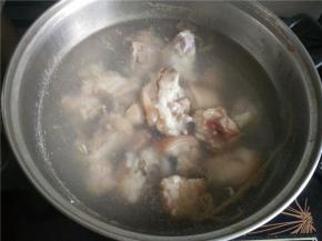 把猪蹄洗净。用开水焯掉，拔干净毛备用。