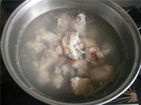 把猪蹄洗净。用开水焯掉，拔干净毛备用。