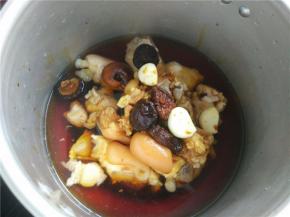 准备一个高压锅把焯掉水的猪蹄放进高压锅，放进洗好的香菇、蒜头放进去。加点盐，淋上酱油。煮10分钟。即可出锅