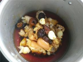 准备一个高压锅把焯掉水的猪蹄放进高压锅，放进洗好的香菇、蒜头放进去。加点盐，淋上酱油。煮10分钟。即可出锅