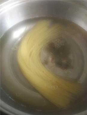 在锅里放水煮开，在锅里加入盐和橄榄油下意大利面。