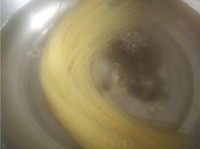 在锅里放水煮开，在锅里加入盐和橄榄油下意大利面。