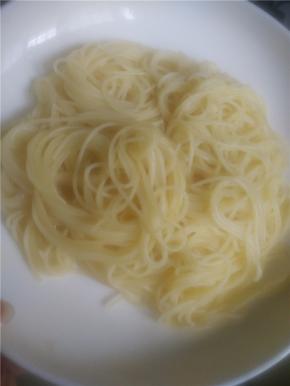 意大利面约煮三分钟后捞起，控干水分待用。