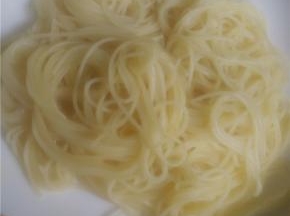 意大利面约煮三分钟后捞起，控干水分待用。