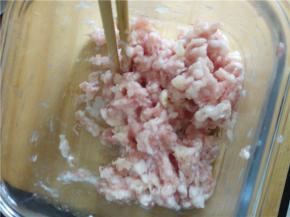 把瘦肉切碎，加入蒜、盐、搅拌待用。