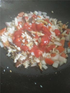 倒入洋葱，番茄翻炒，后加入番茄酱一同炒匀。