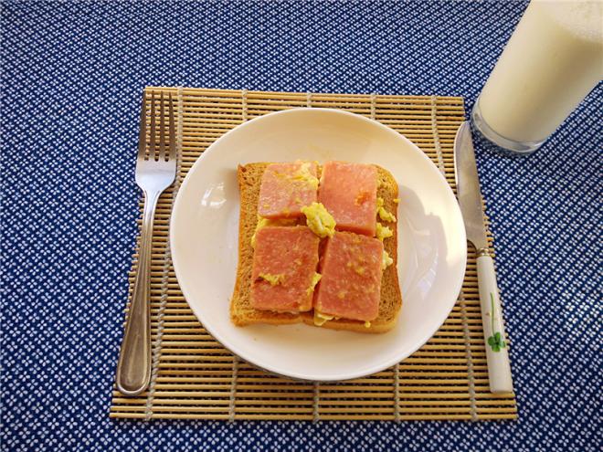 火腿鸡蛋三明治