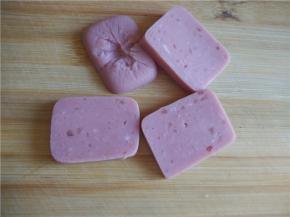 把火腿切片，待用。