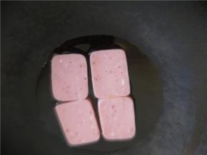 锅里热油，把火腿放进去煎。