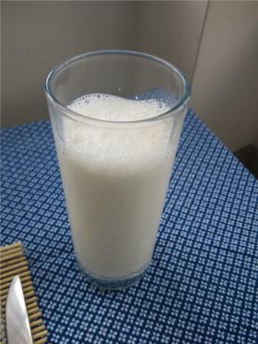 倒到一杯牛奶，满满的能量的早餐完成。