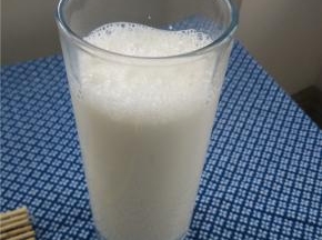 倒到一杯牛奶，满满的能量的早餐完成。
