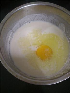 面粉加水、鸡蛋拌匀成面糊，静置一会儿。