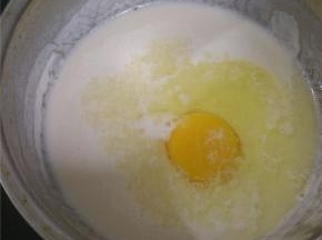 面粉加水、鸡蛋拌匀成面糊，静置一会儿。