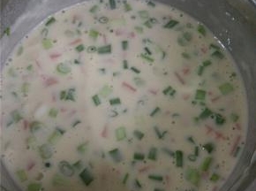 把火腿、葱切碎。