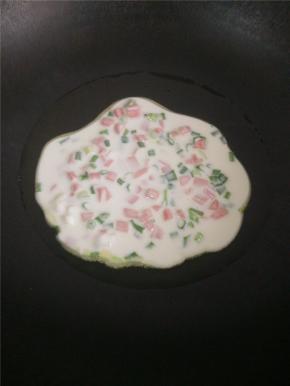 把切好的火腿和葱倒入已经拌匀的面糊中