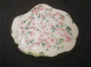 把切好的火腿和葱倒入已经拌匀的面糊中