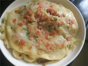 锅里倒油，把面糊到入均匀的铺满锅底，烙至凝固时翻面烙1-2分钟即可。