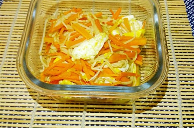 鸡蛋胡萝卜炒金针菇