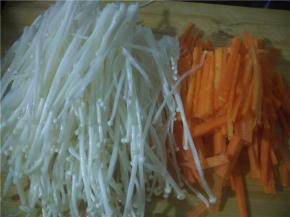 把金针菇洗净待用、胡萝卜切丝。