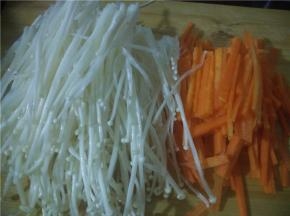 把金针菇洗净待用、胡萝卜切丝。