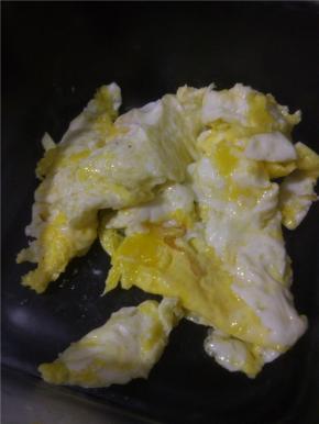 锅里加入橄榄油，把鸡蛋倒入炒，炒熟起锅待用。