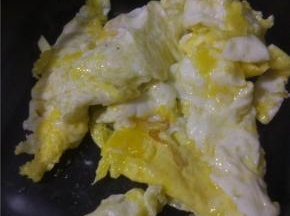 锅里加入橄榄油，把鸡蛋倒入炒，炒熟起锅待用。