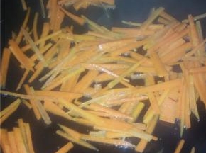 锅里加入橄榄油，放入胡萝卜炒，片刻后加入金针菇。