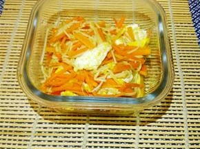 加入已经炒熟的鸡蛋和盐翻炒即可起锅