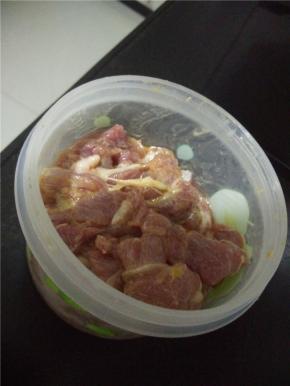 把瘦肉洗净切片，放入淀粉，酱油拌匀待用。