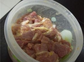 把瘦肉洗净切片，放入淀粉，酱油拌匀待用。