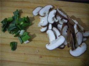 把香菇、大蒜洗净切好待用。