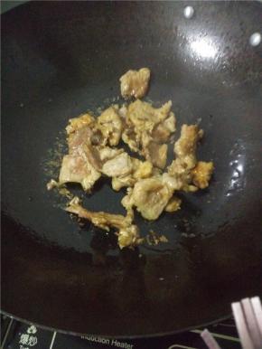 锅里热油，把拌好瘦肉放进去爆炒。