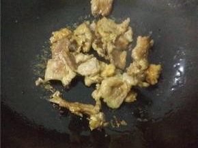 锅里热油，把拌好瘦肉放进去爆炒。